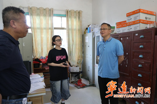 毛政调研农村学校教育工作_副本500.jpg