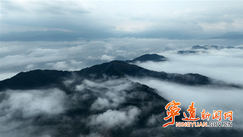 宁远：三界峰云海翻腾 山色如画醉游人2_副本500.jpg