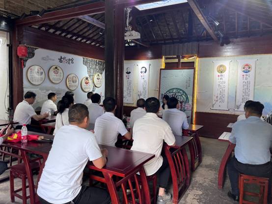 一群人在餐厅里描述已自动生成 一群人在餐厅里描述已自动生成