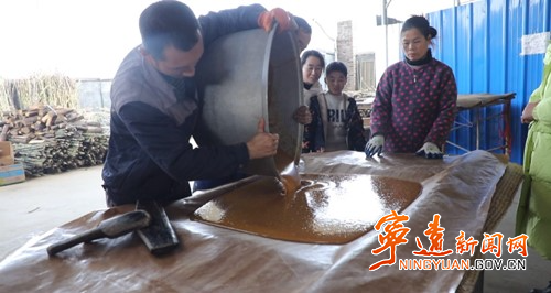 宁远:手工红糖加工忙 市场俏3_副本500.jpg 宁远:手工红糖加工忙 市场俏3_副本500.jpg