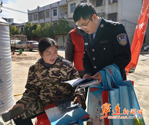 宁远县禾亭镇：法润集市暖民心 志愿普法护平安_副本_副本500.jpg