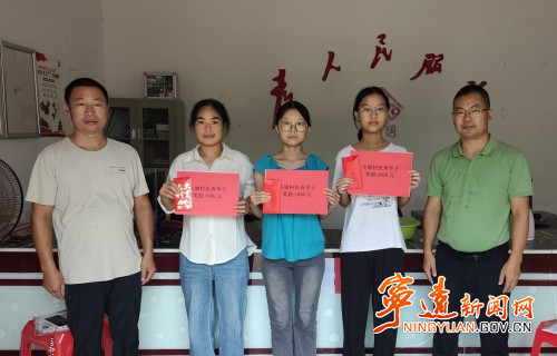 宁远县棉花坪瑶族乡：崇文重教育英才  村规民约润乡风_副本500.jpg