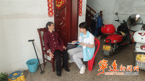 宁远县桐山街道：社工站入户探访残障长者_副本500.jpg