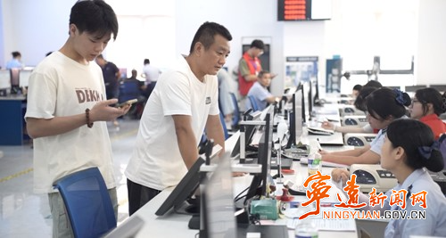 宁远：延时服务不“打烊”  业务办理不断档2_副本500.jpg