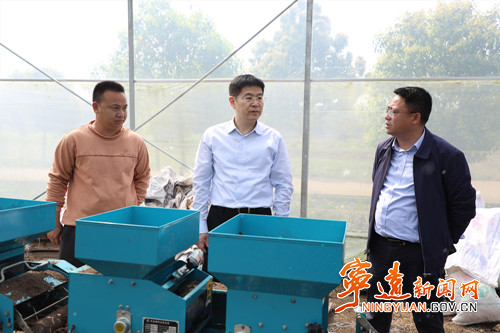 胡勇刚深入鲤溪镇调研2_副本500.jpg 胡勇刚深入鲤溪镇调研2_副本500.jpg