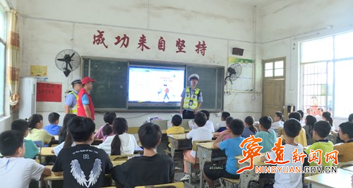 宁远:“美丽乡村行”交通安全进乡村2_副本500.jpg 宁远:“美丽乡村行”交通安全进乡村2_副本500.jpg