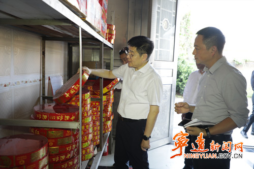 胡勇刚以“四不两直”方式深入乡镇检查安全生产工作_副本500.jpg 胡勇刚以“四不两直”方式深入乡镇检查安全生产工作_副本500.jpg