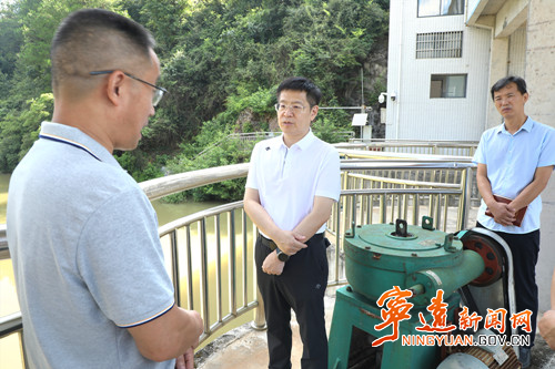 胡勇刚调研国、省控断面水质情况_副本500.jpg 胡勇刚调研国、省控断面水质情况_副本500.jpg