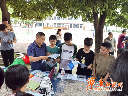 宁远校园上演科学探索之旅_副本500.jpg 宁远校园上演科学探索之旅_副本500.jpg