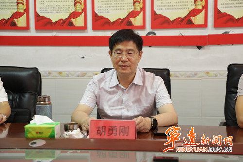 胡勇刚在鲤溪镇公开接待来访群众2_副本500.jpg 胡勇刚在鲤溪镇公开接待来访群众2_副本500.jpg