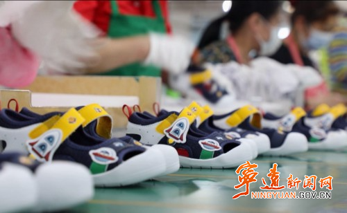 宁远:人社专员破解企业“用工难”1_副本500.jpg 宁远:人社专员破解企业“用工难”1_副本500.jpg