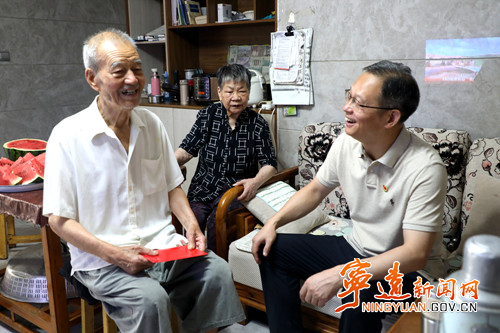 “七一”走访：毛政走访慰问离退休老党员2_副本500.jpg
