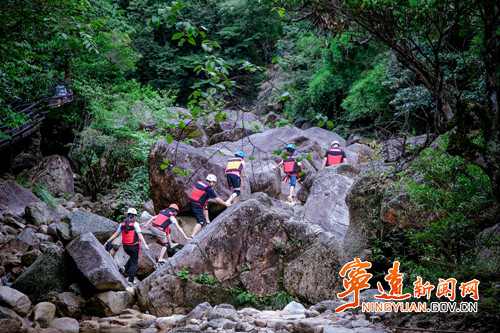宁远：寻龙谷溯溪开园  体验22°的清凉3_副本_副本500.jpg