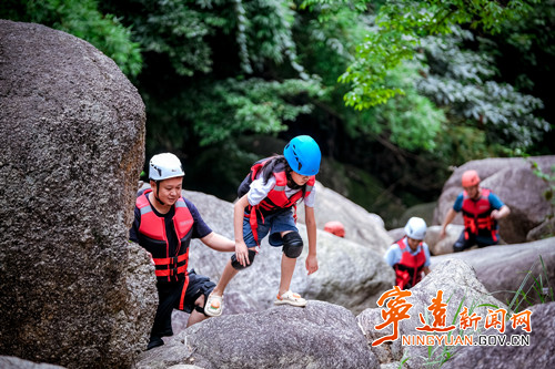 宁远：寻龙谷溯溪开园  体验22°的清凉2_副本_副本500.jpg