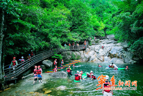 宁远：寻龙谷溯溪开园  体验22°的清凉_副本_副本500.jpg