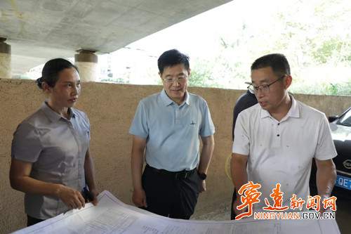 胡勇刚调研背街小巷和泠江河马草坪排涝通道项目工作_副本500.jpg 胡勇刚调研背街小巷和泠江河马草坪排涝通道项目工作_副本500.jpg