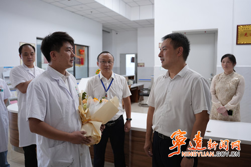 林亮亮开展中国医师节走访慰问活动_副本.jpg
