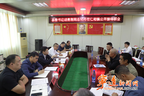 胡勇刚在仁和镇公开接待来访群众_副本500.jpg 胡勇刚在仁和镇公开接待来访群众_副本500.jpg