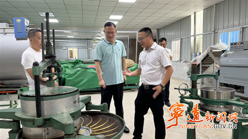 毛政调研农业项目工作_副本500.jpg 毛政调研农业项目工作_副本500.jpg