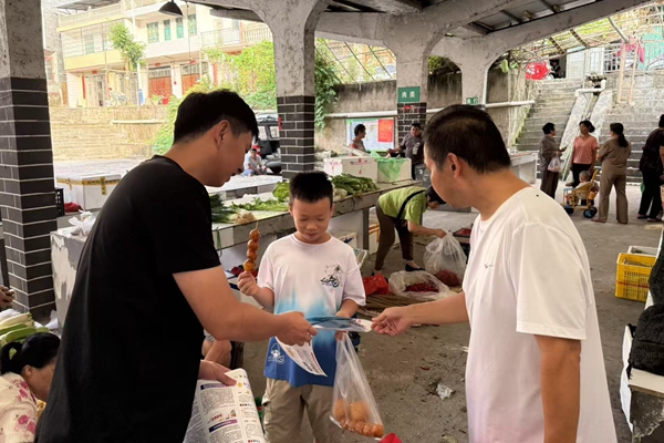 赶集日变身防溺水课堂,.jpg 赶集日变身防溺水课堂,.jpg