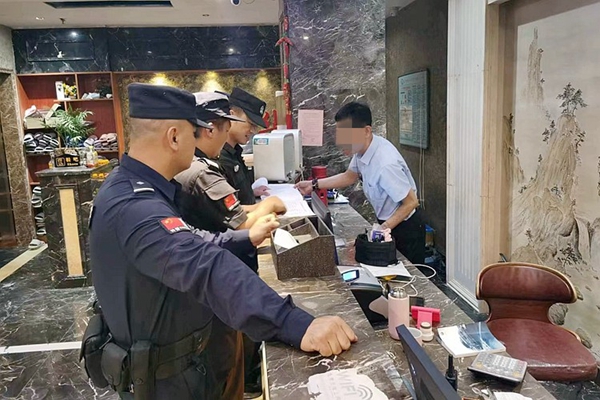 民警检查宾馆登记住宿情况。_副本.jpg 民警检查宾馆登记住宿情况。_副本.jpg