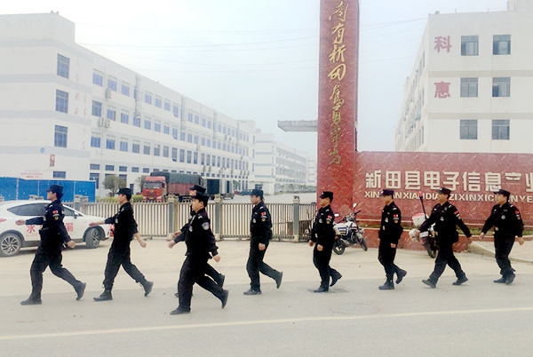 民警在工业园区巡逻。1_副本.jpg