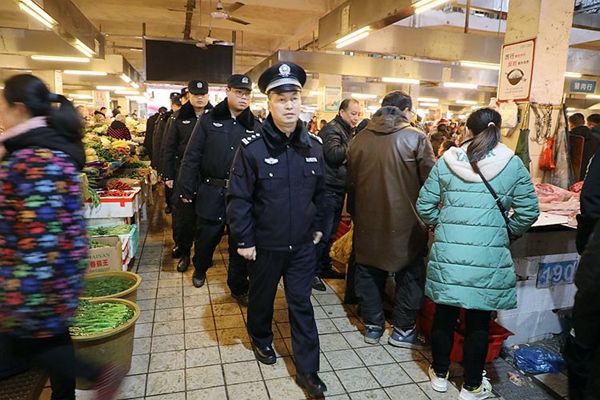 民警在菜市场巡逻。_副本.jpg