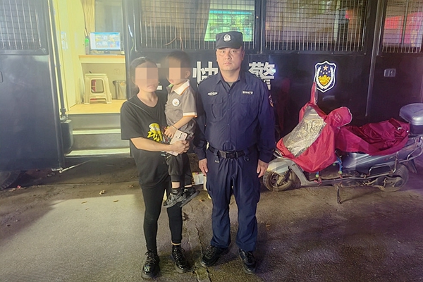 群众从快警平台领回走失幼儿。1_副本.jpg 群众从快警平台领回走失幼儿。1_副本.jpg