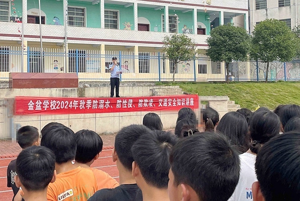 民警为学生讲法治安全课 (1)_副本.jpg