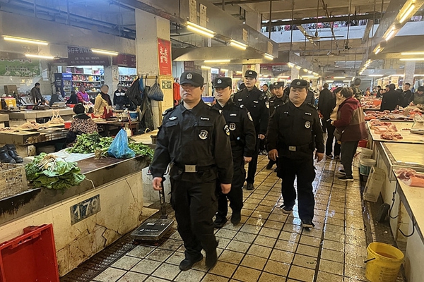民辅警在市场巡逻。1_副本.jpg 民辅警在市场巡逻。1_副本.jpg