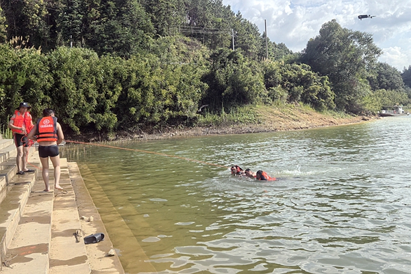 防溺水救援演练现场。1_副本.jpg 防溺水救援演练现场。1_副本.jpg