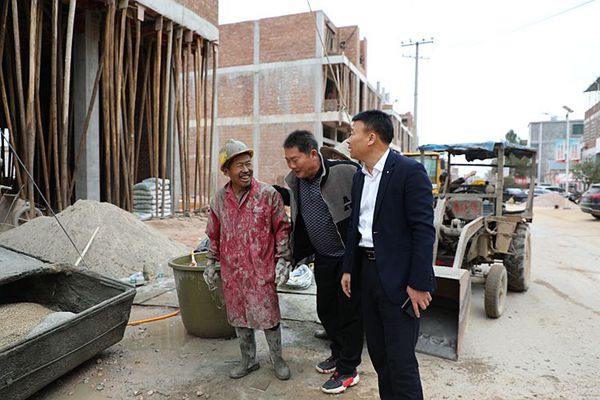 叶栋贤与建筑工人亲切交谈。_副本.jpg 叶栋贤与建筑工人亲切交谈。_副本.jpg