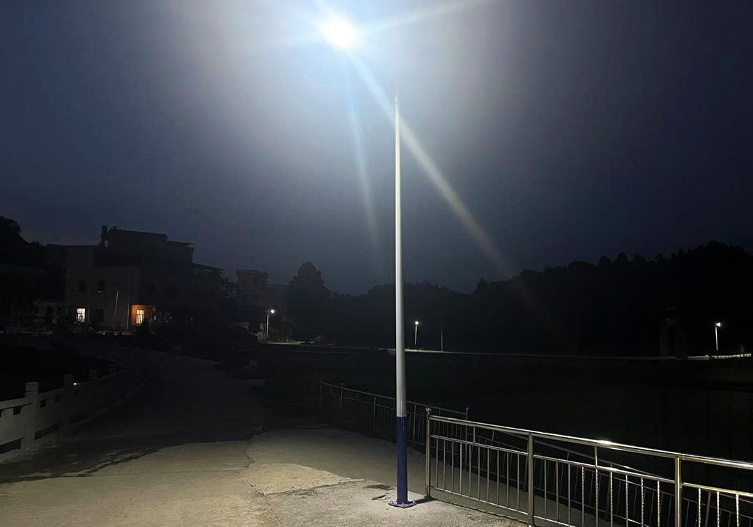 捐赠路灯.jpg 捐赠路灯.jpg